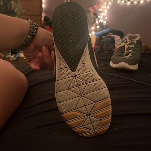 Lightly worn Nike tennis shoes - Picture 5 of 6